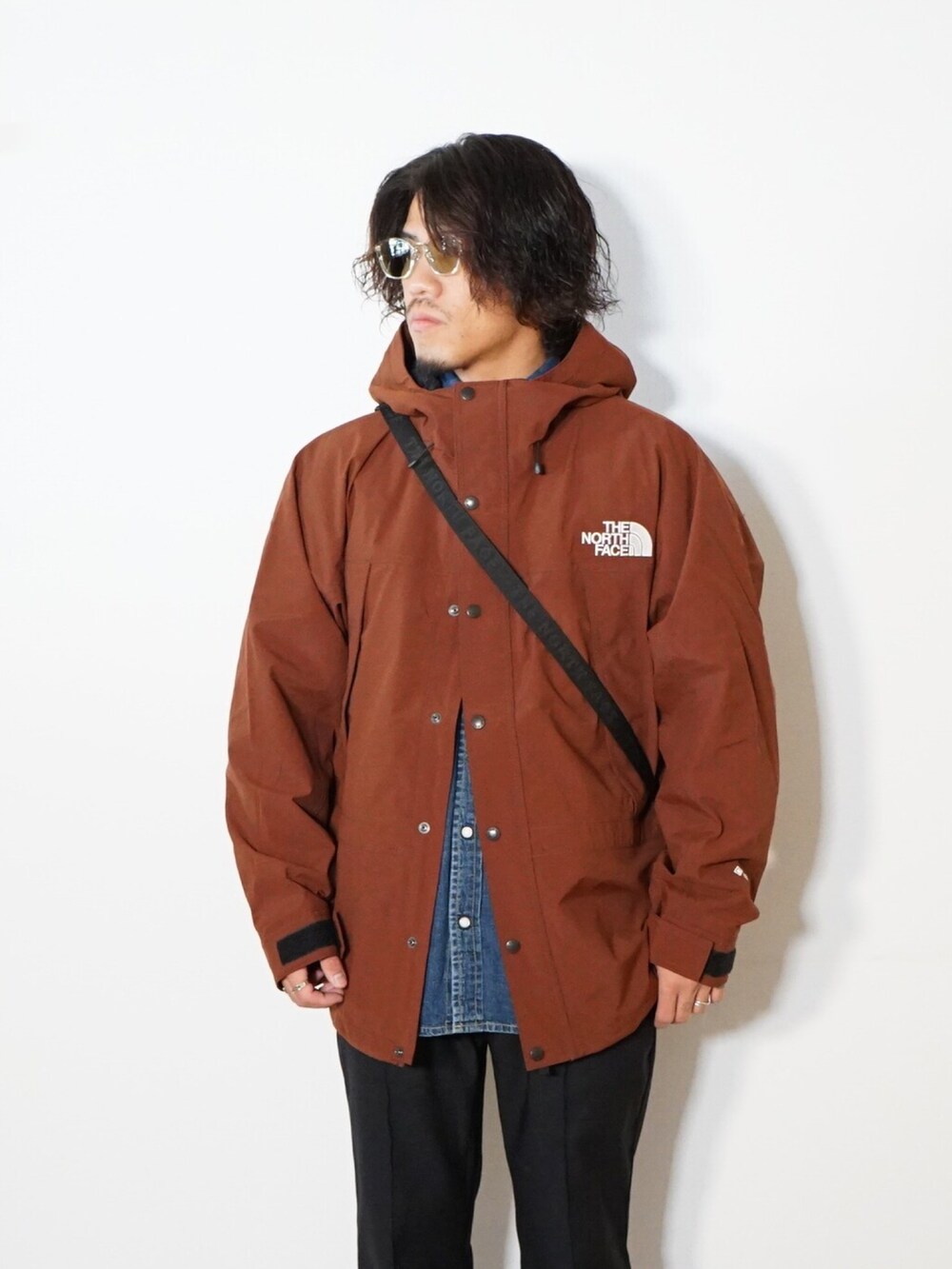 「REMI RELIEF NAVY LABEL、THE NORTH FACE、New Balance、THE NORTH FACE PURPLE LABEL、BALLAST ARK、デニムシャツ、スニーカー、ニューバランス、ノースフェイス、ナイロンジャケット、秋冬コーデ、スニーカーコーデ」｜「THE NORTH FACEのアイテム（ナイロンジャケット、ブラウン系）」を使った、ARKnets STAFFさん（メンズ・170cm）の秋コーディネートの2枚目の写真