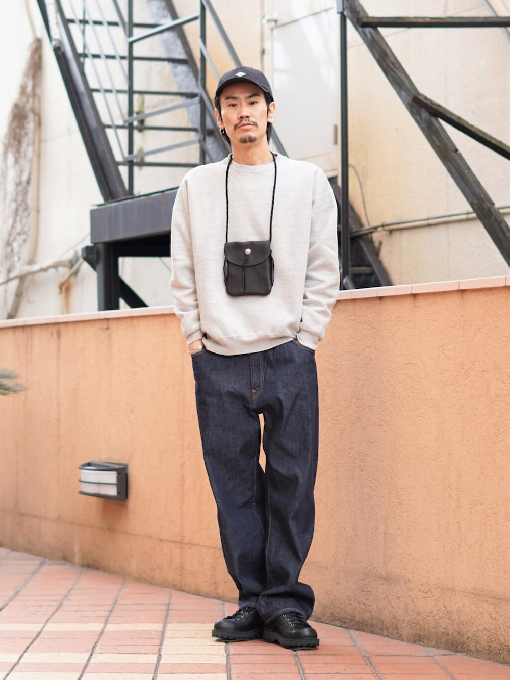 ブラック系のシャツ/ブラウス、ブラック系のショルダーバッグ、グレー系のスウェットを着用したメンズの冬コーディネートの2枚目の写真
