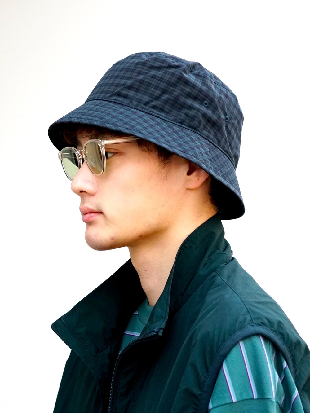 「ごきげんウィーク、休日スタイル、ゆるコーデ、DAIWAPIER39、HOKAONEONE、descendant、ABU GARCIA、別注、ARKnets、アウトドアスタイル、レイヤードスタイル、休日コーデ、春夏コーデ、ビッグシルエット、カラー×コーデ」｜「ABU GARCIAの【ONLY ARK】別注 3LAYER CARGO SHORTS（その他パンツ、ブラック系）」を使った、ARKnets STAFFさん（メンズ・179cm）の春コーディネートの2枚目の写真