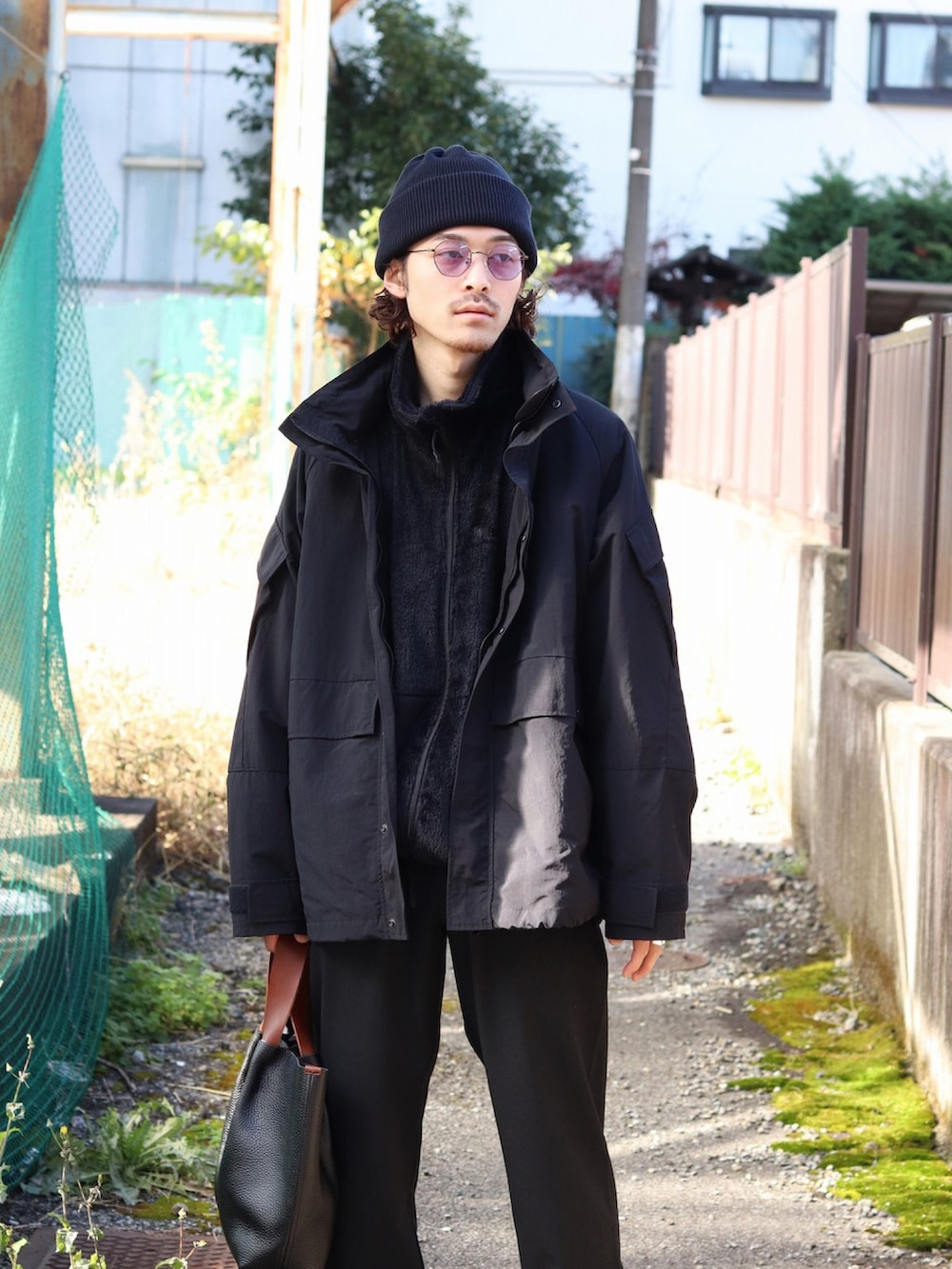 「秋冬コーデ、シンプルスタイル、ワントーンコーデ、ブラック、marka、ミリタリー、フリース、スラックス、Hender Scheme」｜「markaのmarka / マーカ：WILD THINGS ECWCS LEVEL3 MINIMALIZED - polartec high loft fleece -：M22C-22CS01C[COR]（ブルゾン、ブラック系）」を使った、ARKnets STAFFさん（メンズ・173cm）の冬コーディネートの2枚目の写真