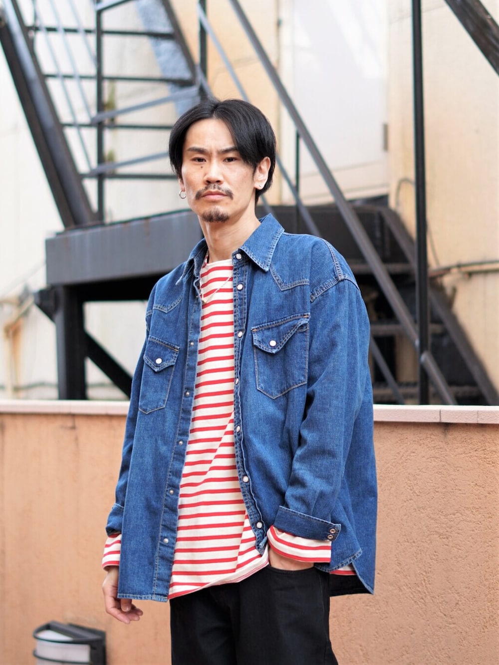 「ボーダー、REMI RELIEF、デニムシャツ、orcival、ボーダートップス、春、春コート、春コーデ、CIOTA、REMI RELIEF NAVY LABEL」|「REMI RELIEF NAVY LABELのモッズコート(モッズコート、グリーン系)」を使った、ARKnets STAFFさん(メンズ・175cm)の春コーディネートの3枚目の写真