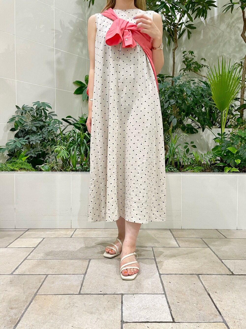 ホワイト系のサンダル、ベージュ系のワンピース、ピンク系のシャツ/ブラウスを着用したレディースの夏コーディネートの2枚目の写真