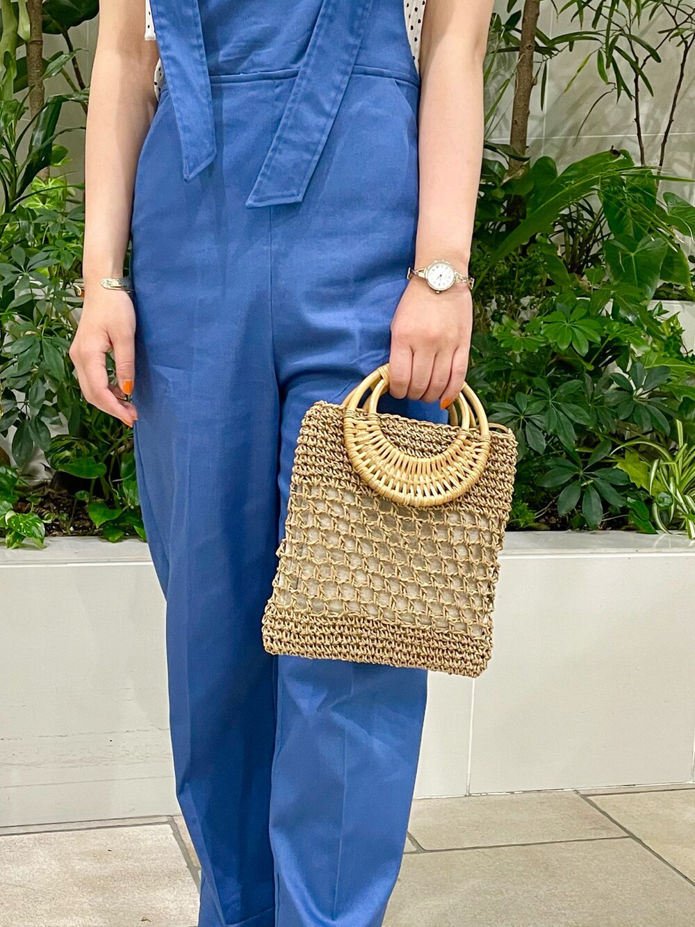 ホワイト系のシャツ/ブラウス、ホワイト系のシューズ、ブルー系のサロペット/オーバーオールを着用したレディースの春コーディネートの5枚目の写真