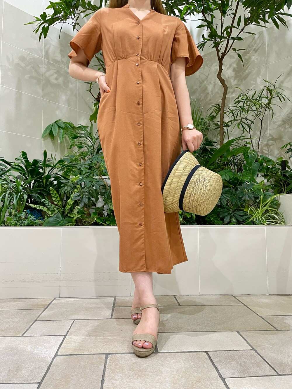 「サンダルコーデ、秋のコーデ、ワンピース、テラコッタ、ブラウン、オレンジ、Techichi、テチチ(Te chichi)、リラックススタイル、大人コーデ、ガーリー、むぎわら帽子、サンダル、夏コーデ、ワントーンコーデ」｜「Te chichiのリネン混フレアスリーブワンピース（ワンピース、ブラウン系）」を使った、Sayaさん（レディース・164cm）の夏コーディネートの2枚目の写真