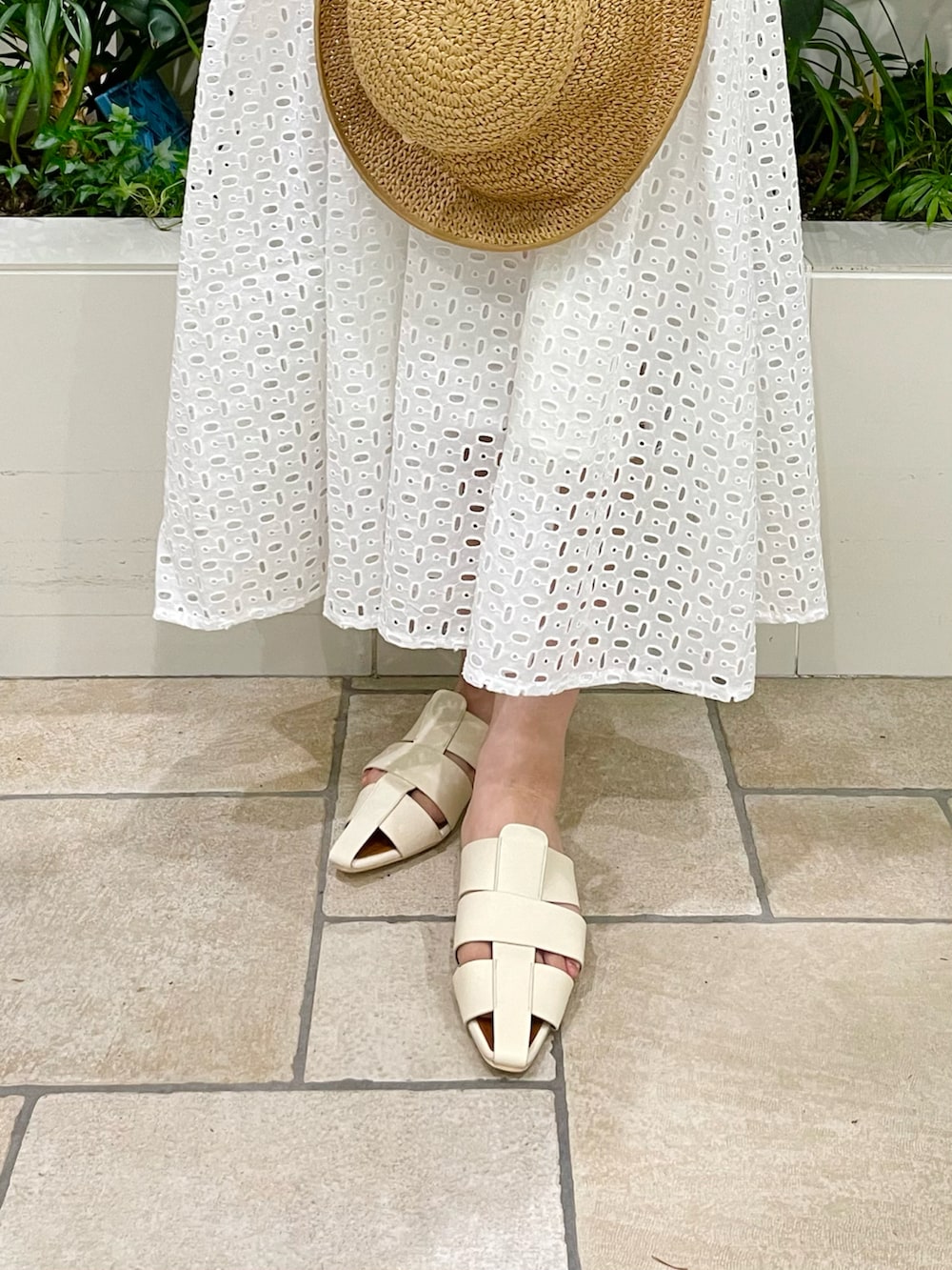ホワイト系のワンピース、ホワイト系のサンダル、グリーン系のカーディガン/ボレロを着用したレディースの夏コーディネートの4枚目の写真