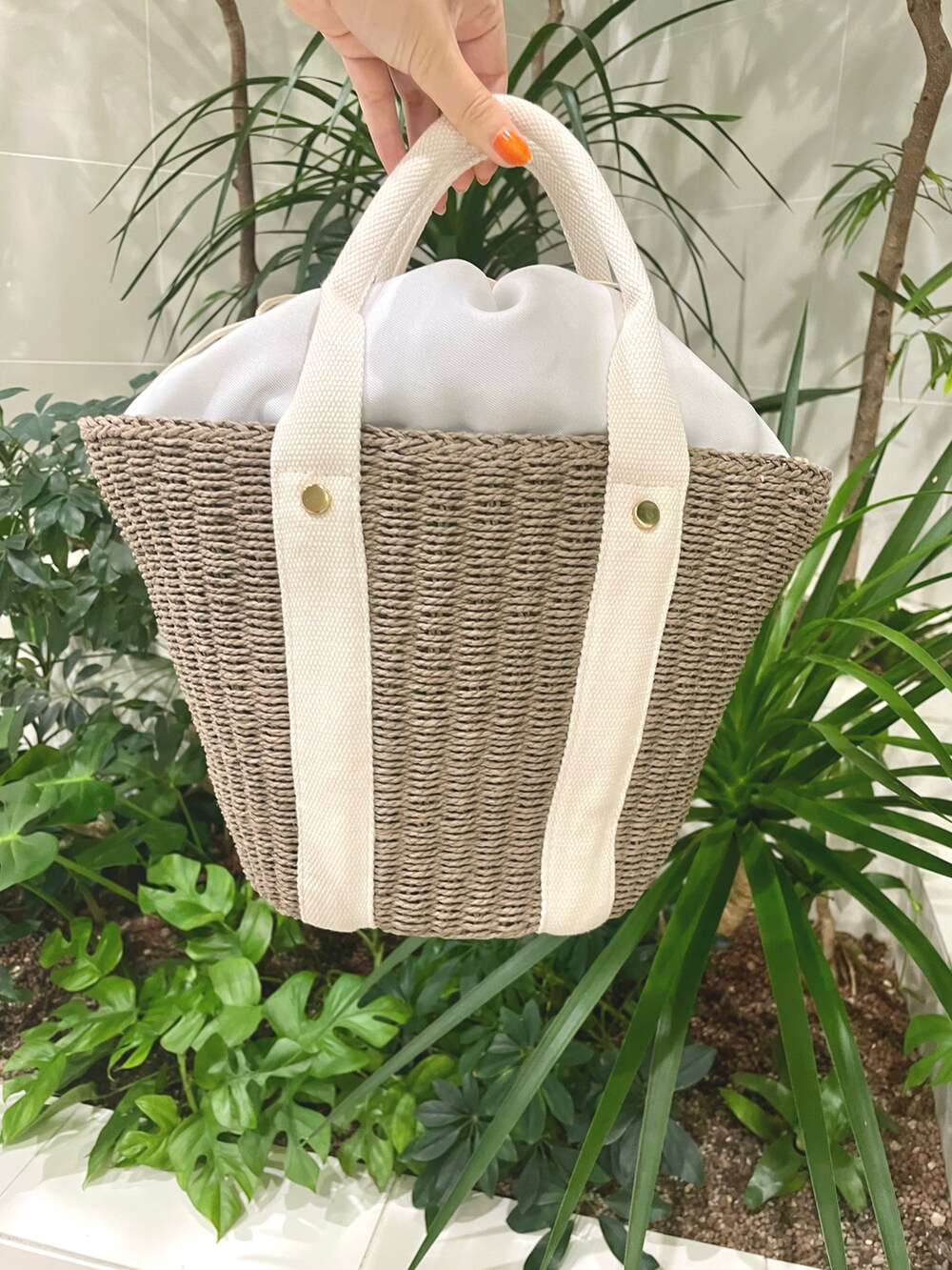 ホワイト系のタンクトップ、ホワイト系のシャツ/ブラウス、ブラック系のスカートを着用したレディースの夏コーディネートの5枚目の写真