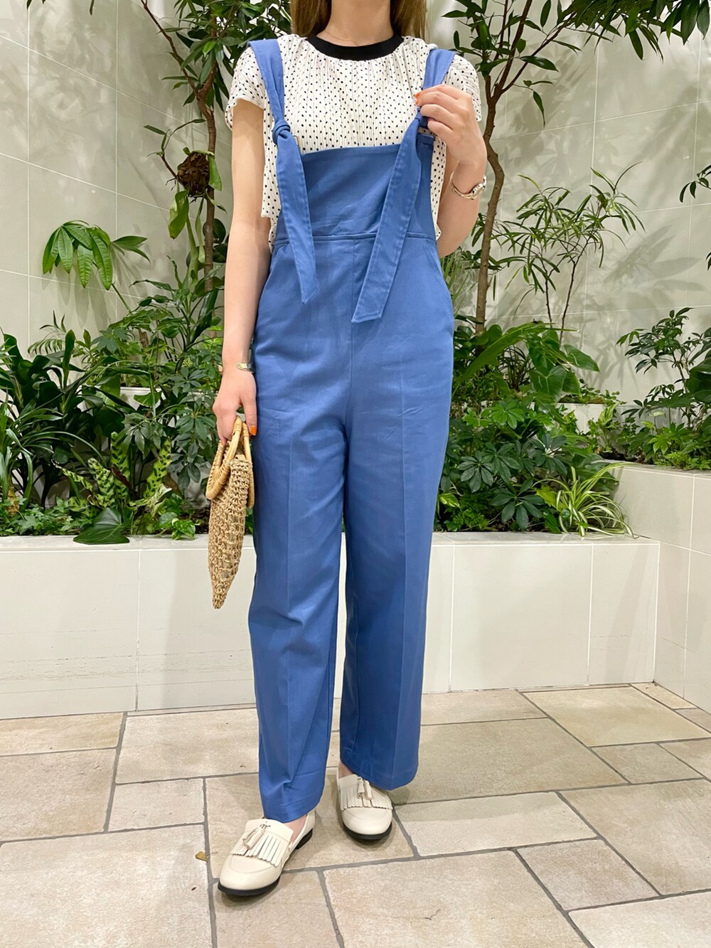 ホワイト系のシャツ/ブラウス、ホワイト系のシューズ、ブルー系のサロペット/オーバーオールを着用したレディースの春コーディネートの3枚目の写真