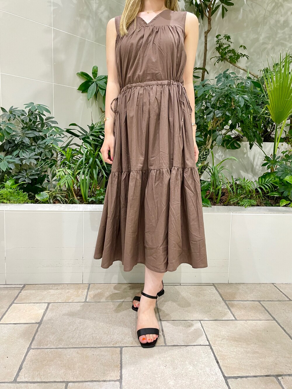 ブラウン系のワンピース、ブラック系のサンダルを着用したレディースの夏コーディネートの2枚目の写真