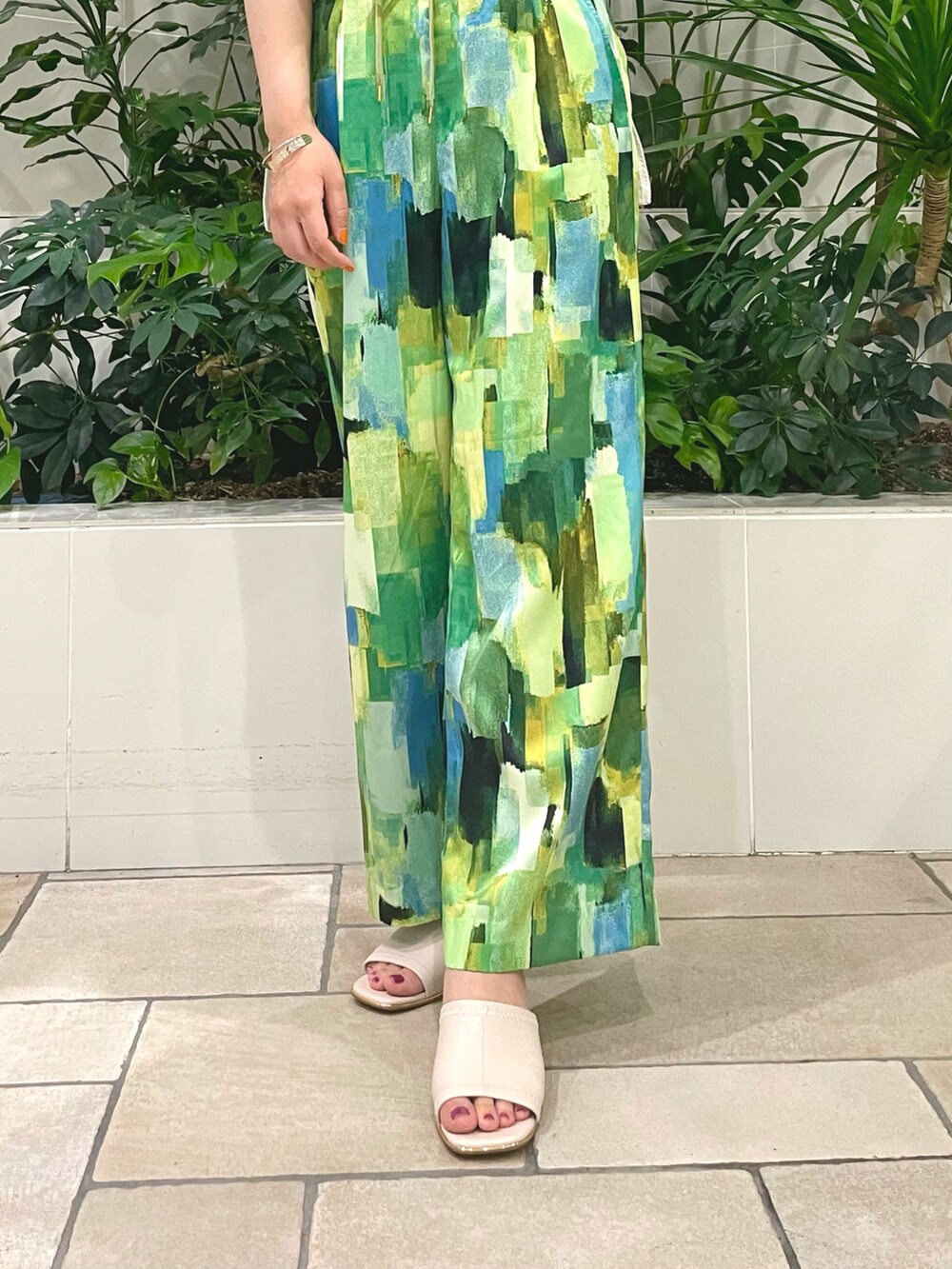 ホワイト系のシャツ/ブラウス、グリーン系のその他パンツ、ホワイト系のサンダルを着用したレディースの夏コーディネートの3枚目の写真