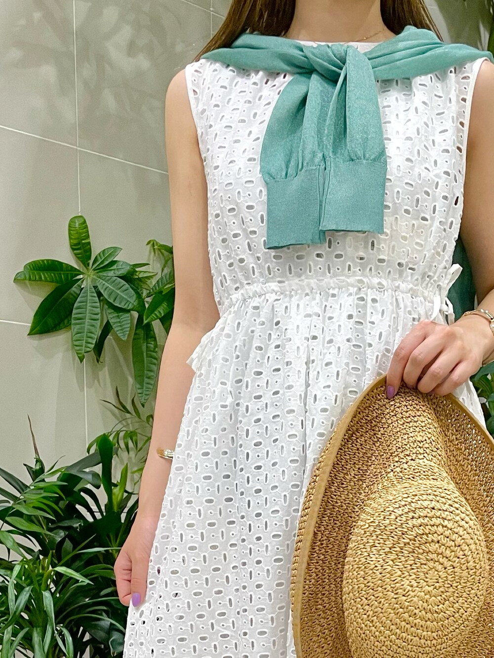 ホワイト系のワンピース、ホワイト系のサンダル、グリーン系のカーディガン/ボレロを着用したレディースの夏コーディネートの3枚目の写真