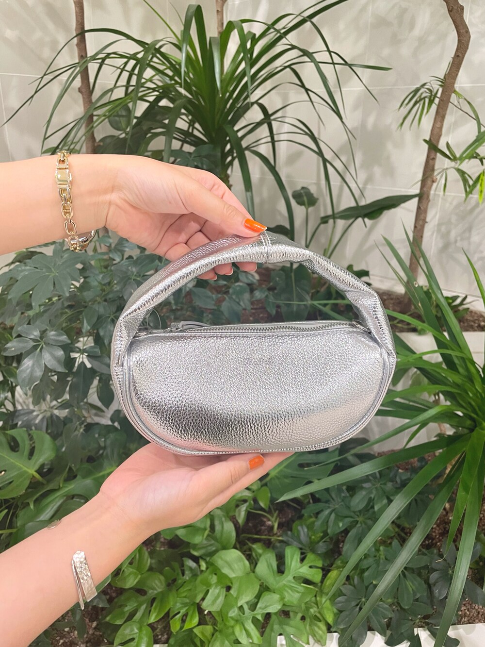 ホワイト系のシャツ/ブラウス、グリーン系のその他パンツ、ホワイト系のサンダルを着用したレディースの夏コーディネートの5枚目の写真