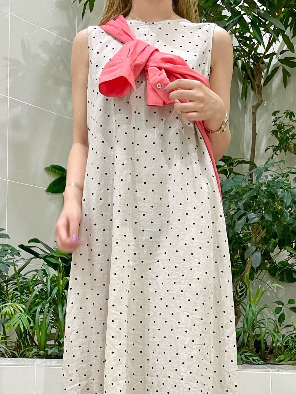 ホワイト系のサンダル、ベージュ系のワンピース、ピンク系のシャツ/ブラウスを着用したレディースの夏コーディネートの3枚目の写真