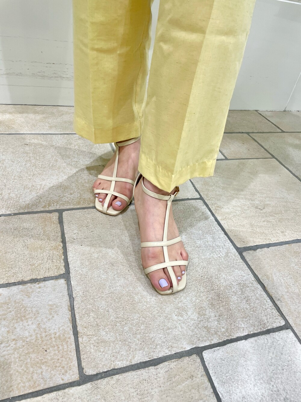 ホワイト系のシャツ/ブラウス、ベージュ系のショルダーバッグ、イエロー系のその他パンツを着用したレディースの春コーディネートの3枚目の写真