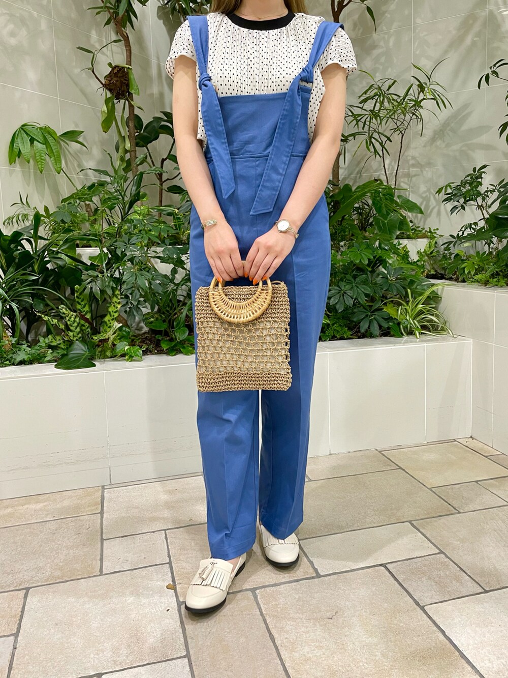 ホワイト系のシャツ/ブラウス、ホワイト系のシューズ、ブルー系のサロペット/オーバーオールを着用したレディースの春コーディネートの4枚目の写真