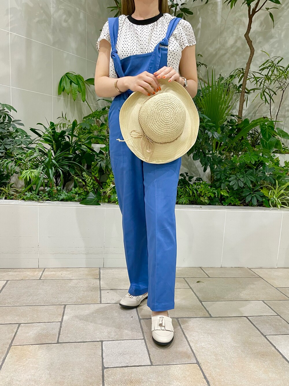 ホワイト系のシャツ/ブラウス、ホワイト系のシューズ、ブルー系のサロペット/オーバーオールを着用したレディースの春コーディネートの2枚目の写真