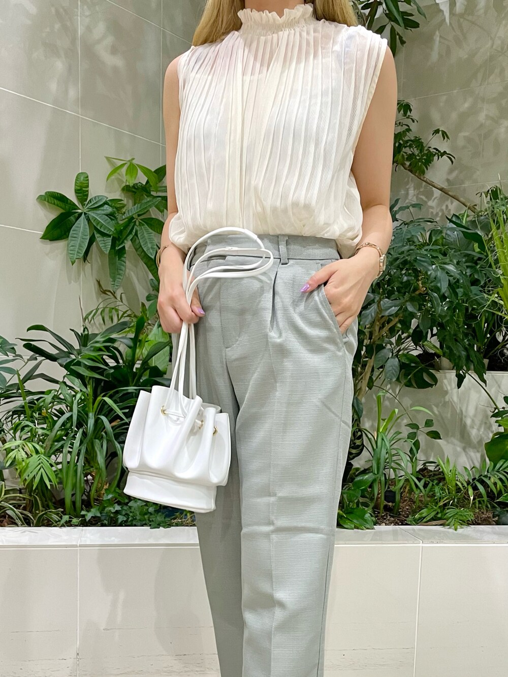 ホワイト系のシャツ/ブラウス、グリーン系のその他パンツ、イエロー系のサンダルを着用したレディースの夏コーディネートの2枚目の写真