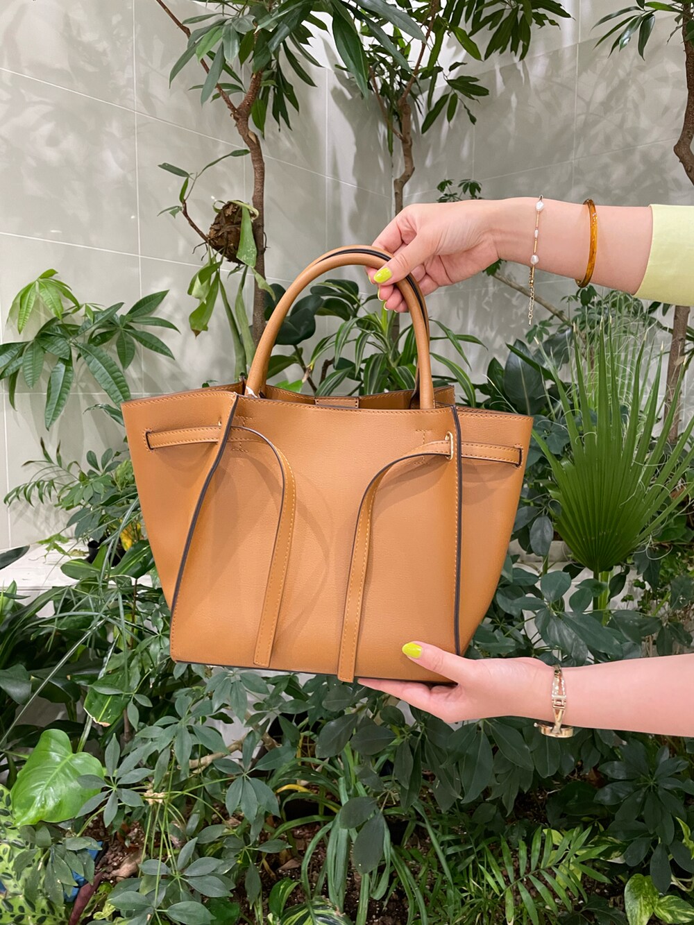 ブラウン系のバッグ、イエロー系のサンダル、ホワイト系のその他パンツを着用したレディースの夏コーディネートの5枚目の写真