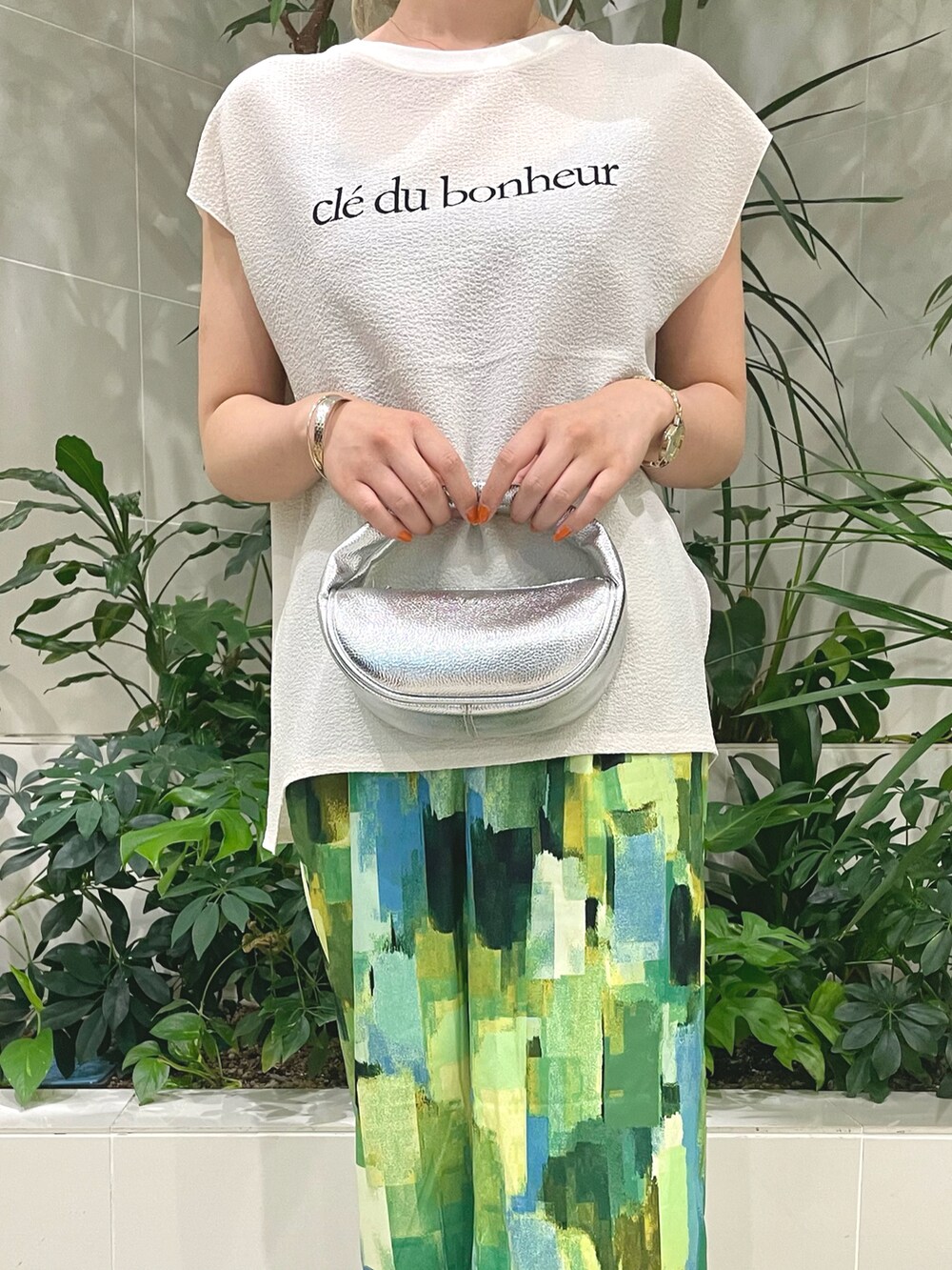 ホワイト系のシャツ/ブラウス、グリーン系のその他パンツ、ホワイト系のサンダルを着用したレディースの夏コーディネートの4枚目の写真