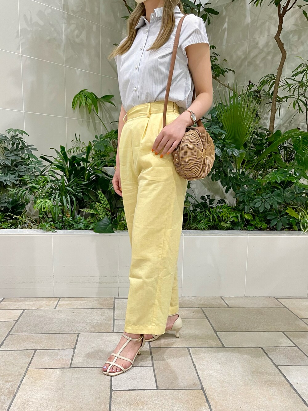 ホワイト系のシャツ/ブラウス、ベージュ系のショルダーバッグ、イエロー系のその他パンツを着用したレディースの春コーディネートの2枚目の写真