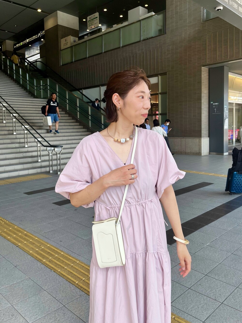 ピンク系のワンピース、ホワイト系のバッグを着用したレディースの夏コーディネートの3枚目の写真