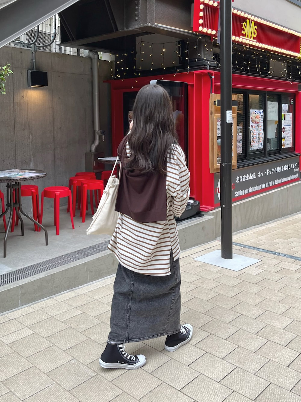 「秋服、大人カジュアル、シンプルコーデ、ラクチンコーデ、休日スタイル、秋コーデ、きれいめカジュアル、ボーダー、ボーダートップス、デニム、デニムスカート、メガネ女子、コンバース ハイカット、ジャックパーセル、スニーカーコーデ」｜「Babのビックシルエットボーダー袖ボリュームトップス（Tシャツ/カットソー、ブラウン系）」を使った、ぱっちさん（骨格ウェーブ・レディース・158cm）の秋コーディネートの2枚目の写真