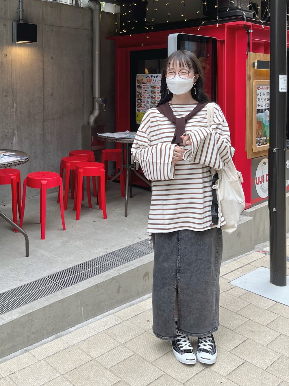 「秋服、大人カジュアル、シンプルコーデ、ラクチンコーデ、休日スタイル、秋コーデ、きれいめカジュアル、ボーダー、ボーダートップス、デニム、デニムスカート、メガネ女子、コンバース ハイカット、ジャックパーセル、スニーカーコーデ」｜「Babのビックシルエットボーダー袖ボリュームトップス（Tシャツ/カットソー、ブラウン系）」を使った、ぱっちさん（骨格ウェーブ・レディース・158cm）の秋コーディネートの3枚目の写真