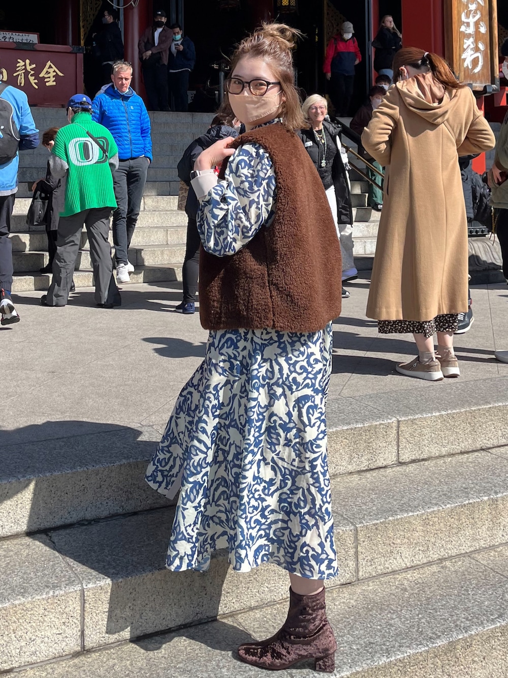 ブルー系のワンピース、ブルー系のデニムジャケットを着用したレディースの春コーディネートの3枚目の写真