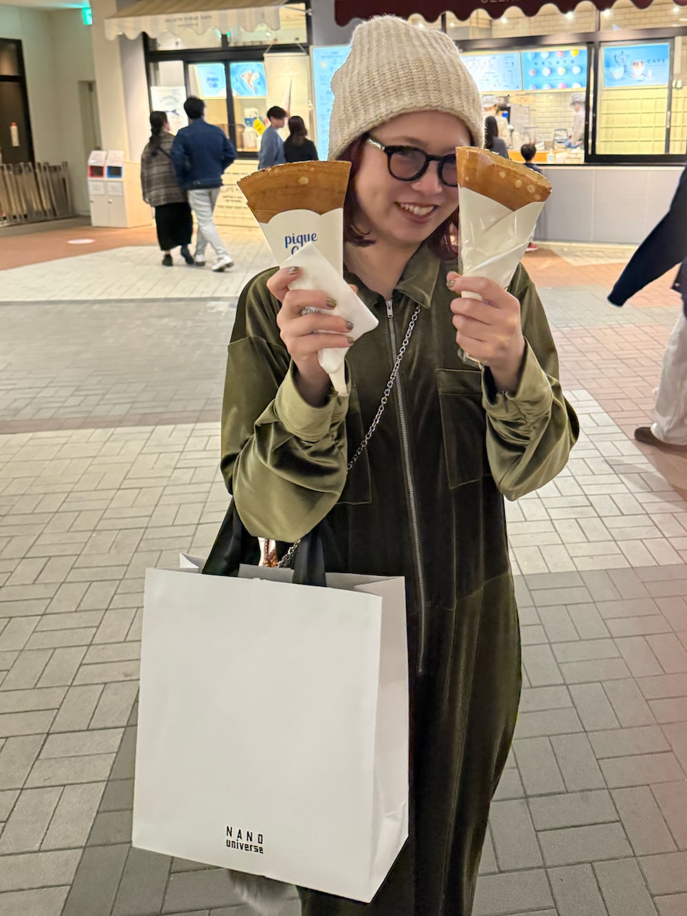 グリーン系のつなぎ/オールインワン、オレンジ系のバッグ、ベージュ系のニットキャップ/ビーニーを着用したレディースの秋コーディネートの2枚目の写真