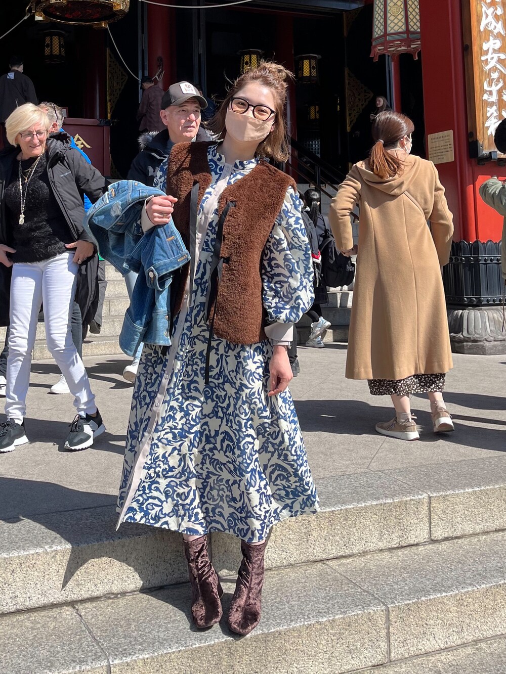 ブルー系のワンピース、ブルー系のデニムジャケットを着用したレディースの春コーディネートの2枚目の写真