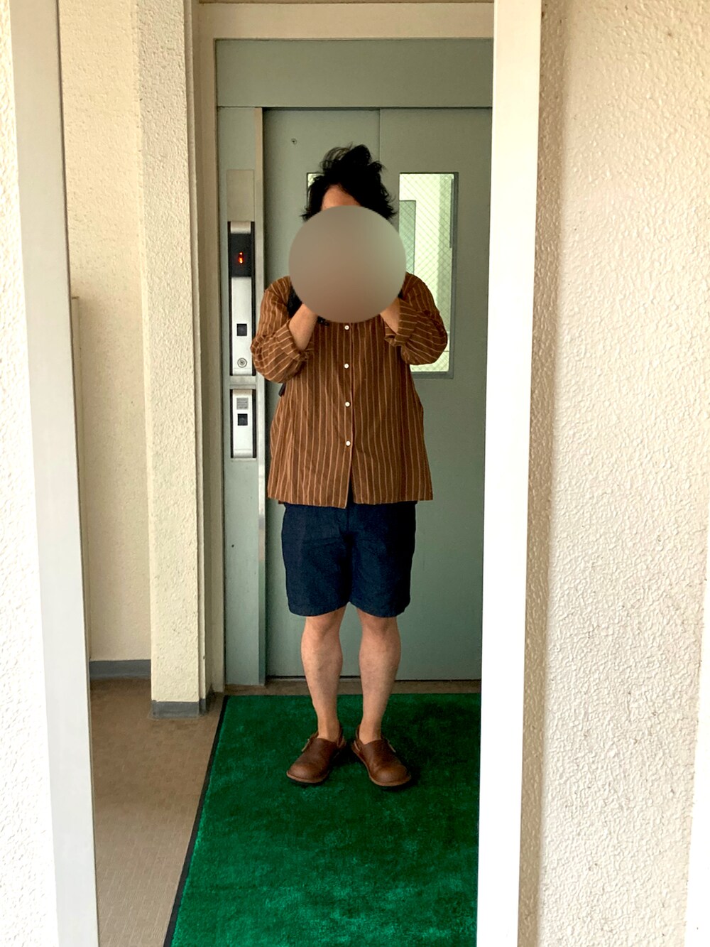 ブラウン系のサンダル、ブルー系のパンツ、ブラウン系のシャツ/ブラウスを着用したメンズの秋コーディネートの2枚目の写真