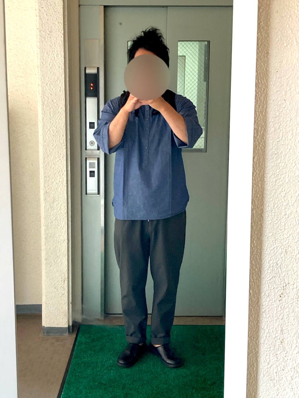 ブルー系のシャツ/ブラウス、グレー系のパンツ、ブラック系のサンダルを着用したメンズの春コーディネートの2枚目の写真