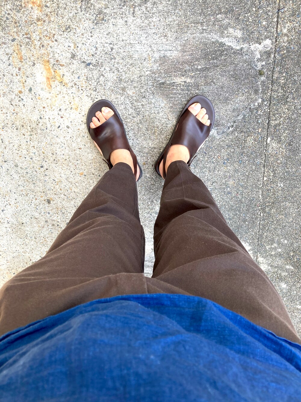 ブラウン系のパンツ、ブラウン系のサンダル、ブルー系のシャツ/ブラウスを着用したメンズの夏コーディネートの3枚目の写真