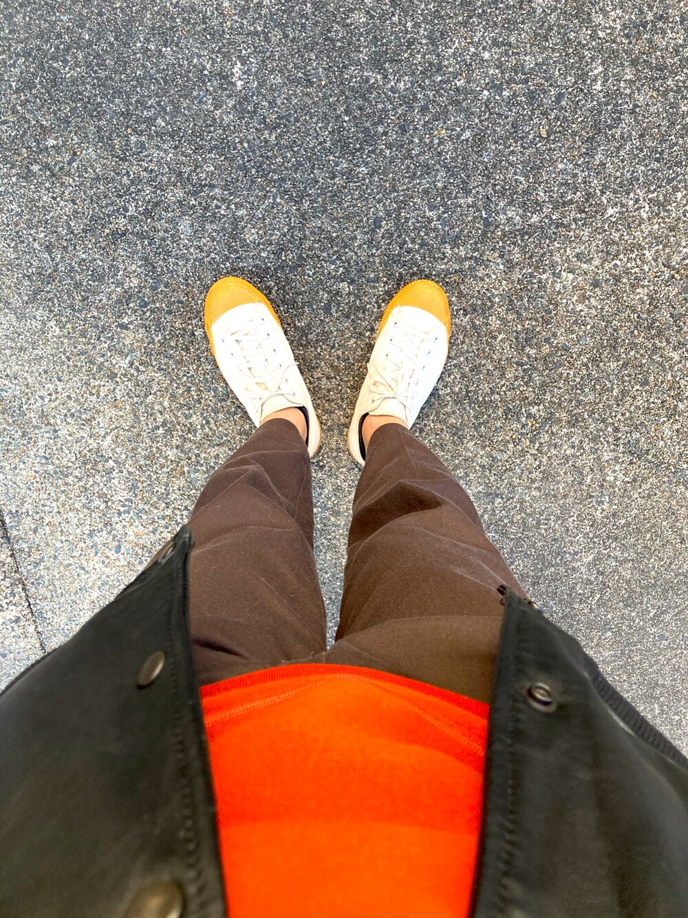 ブラウン系のパンツ、ホワイト系のスニーカー、レッド系のパーカーを着用したメンズの秋コーディネートの3枚目の写真