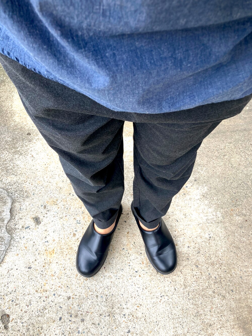 ブルー系のシャツ/ブラウス、グレー系のパンツ、ブラック系のサンダルを着用したメンズの春コーディネートの3枚目の写真