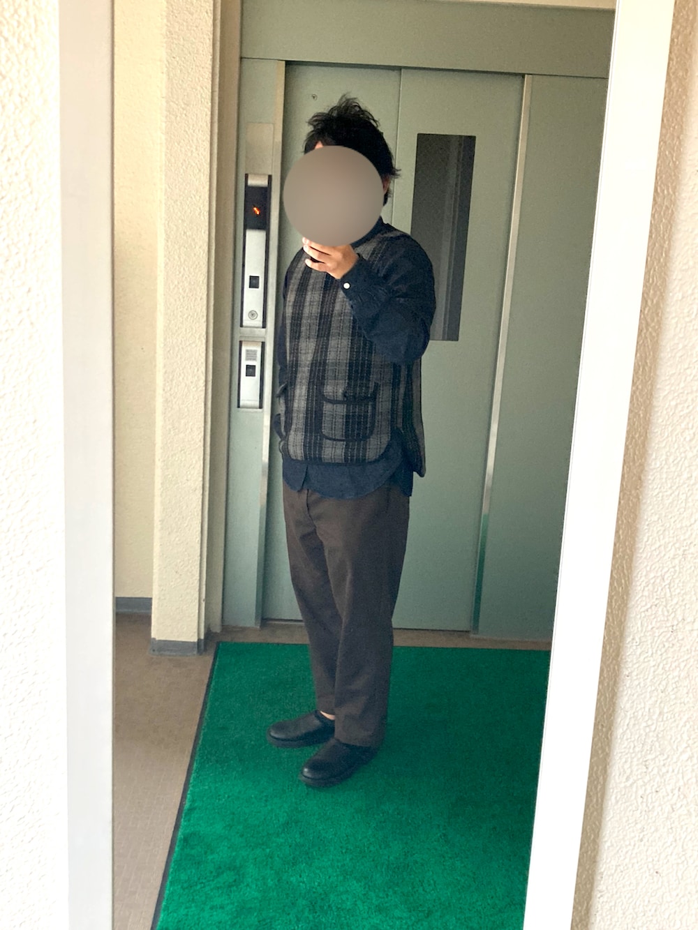 ブラウン系のパンツ、ブラック系のサンダル、ブルー系のシャツ/ブラウスを着用したメンズの春コーディネートの2枚目の写真