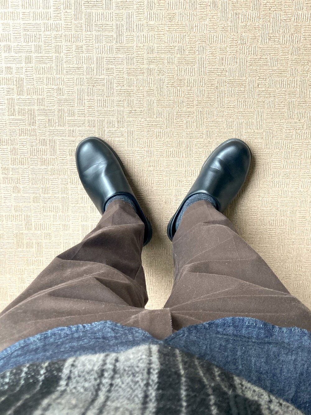 ブラウン系のパンツ、ブラック系のサンダル、ブルー系のシャツ/ブラウスを着用したメンズの春コーディネートの3枚目の写真