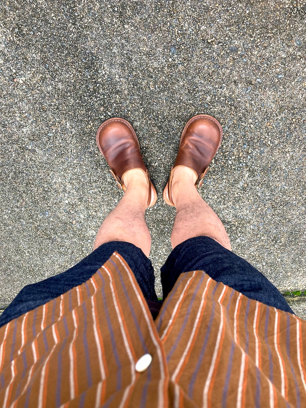 ブラウン系のサンダル、ブルー系のパンツ、ブラウン系のシャツ/ブラウスを着用したメンズの秋コーディネートの3枚目の写真