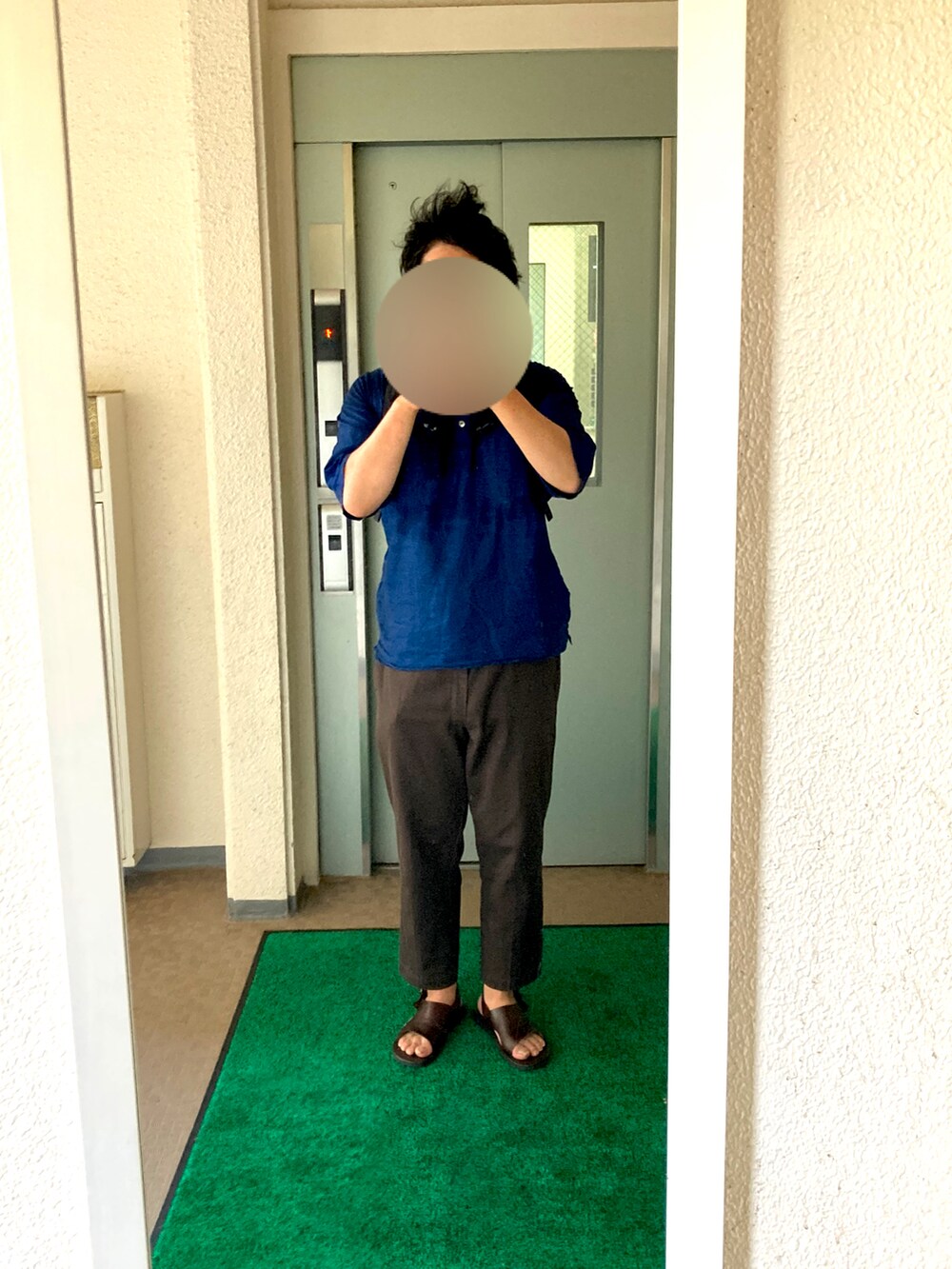 ブラウン系のパンツ、ブラウン系のサンダル、ブルー系のシャツ/ブラウスを着用したメンズの夏コーディネートの2枚目の写真