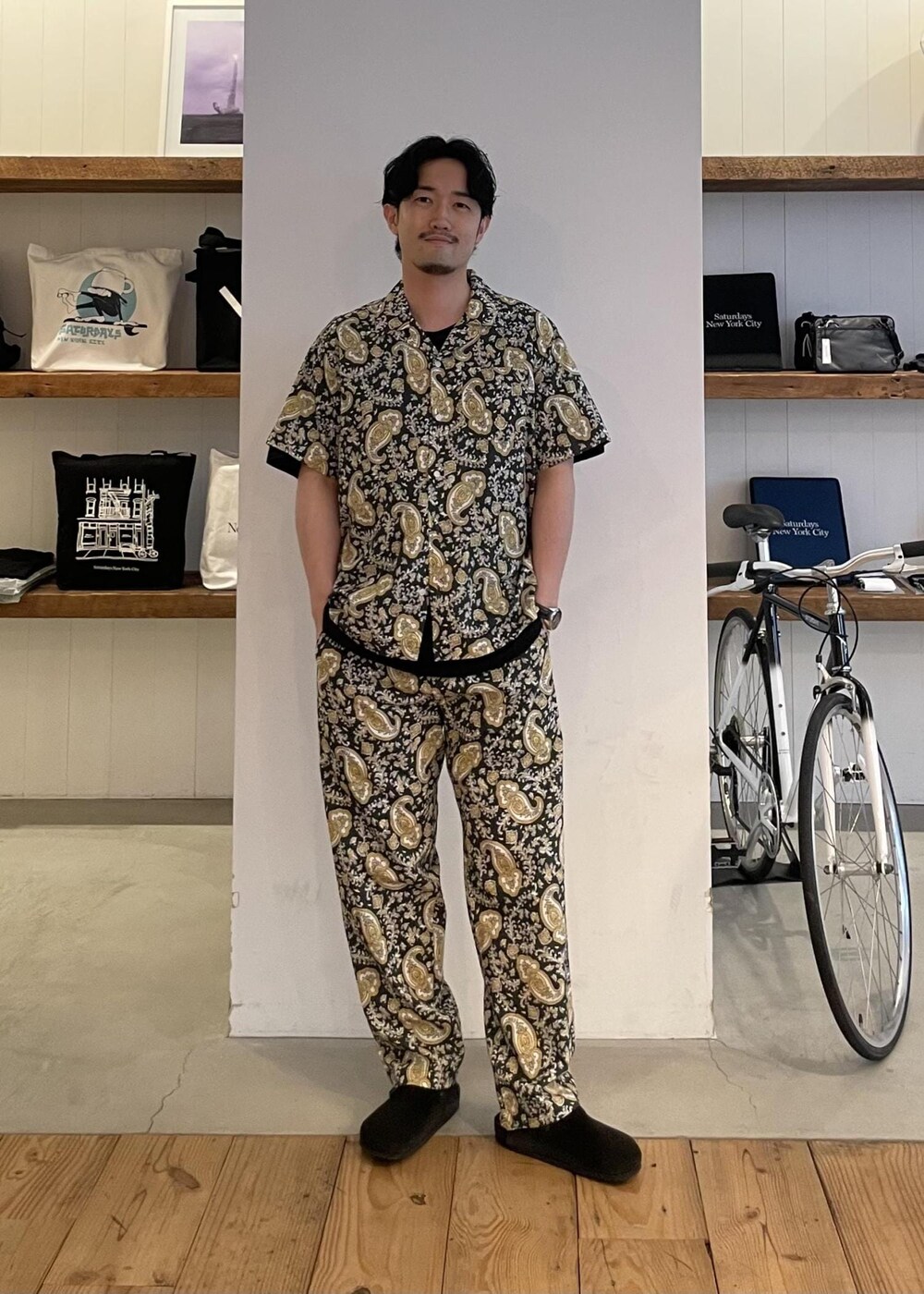 グリーン系のシャツ/ブラウス、グリーン系のその他パンツを着用したメンズの夏コーディネートの5枚目の写真