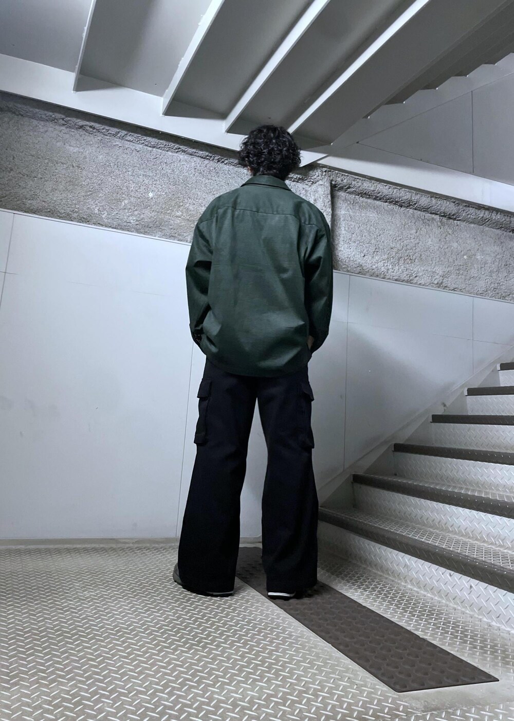 ブラック系のカーゴパンツ、グリーン系のシャツ/ブラウスを着用したメンズの春コーディネートの3枚目の写真