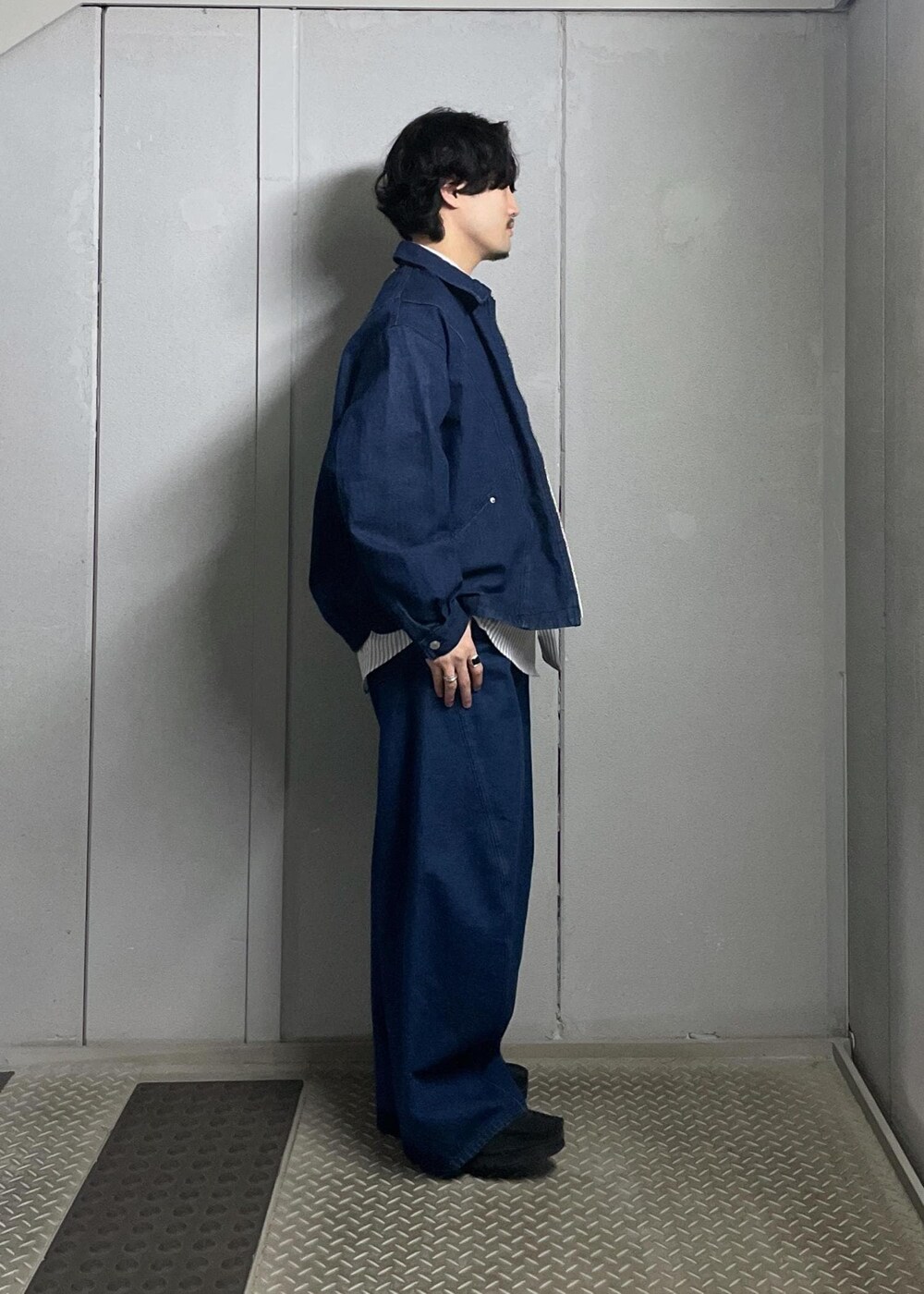グレー系のシャツ/ブラウス、ブルー系のデニムジャケット、ブルー系のデニムパンツを着用したメンズの冬コーディネートの3枚目の写真