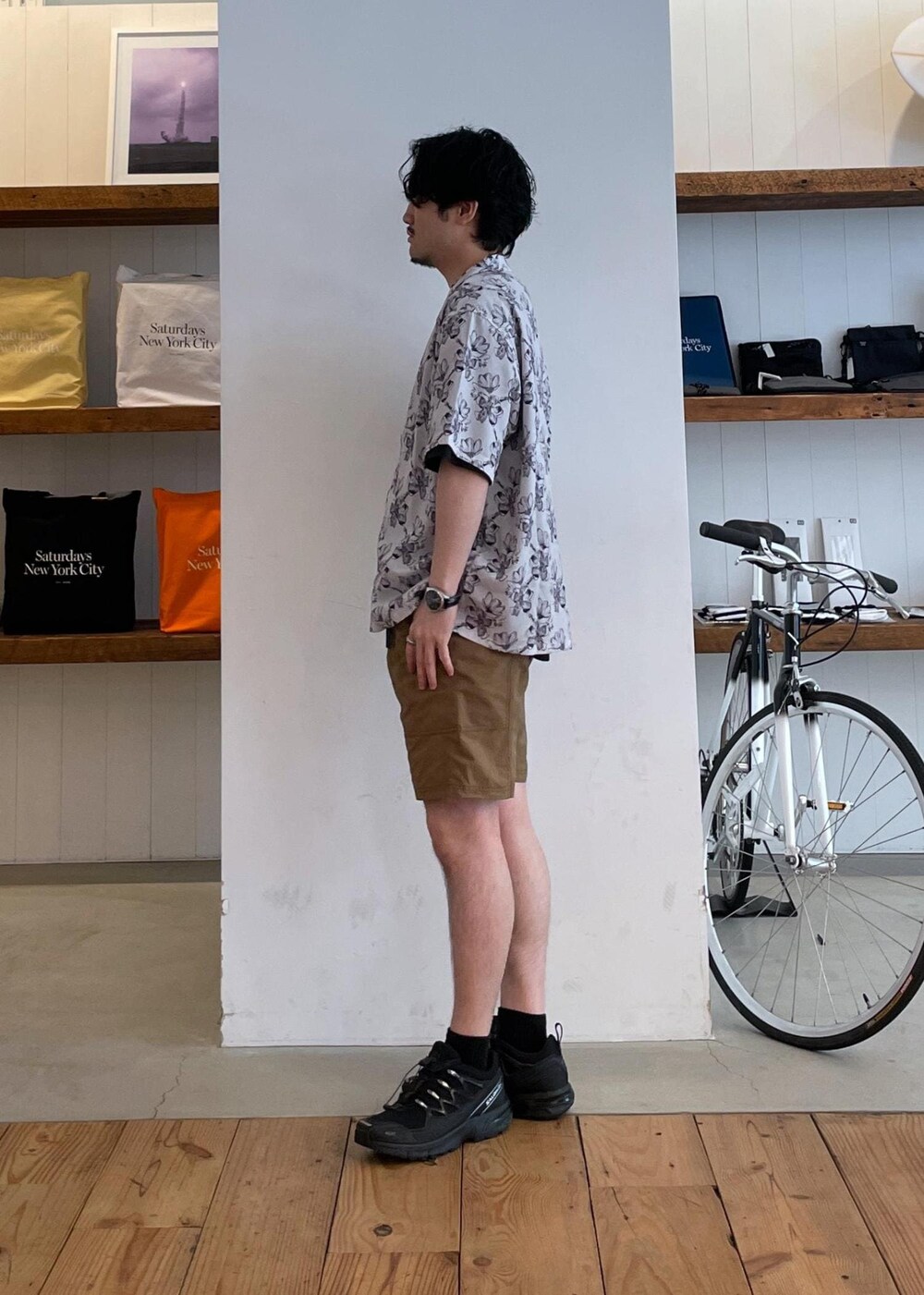 ホワイト系のシャツ/ブラウス、ブラウン系のその他パンツを着用したメンズの春コーディネートの4枚目の写真