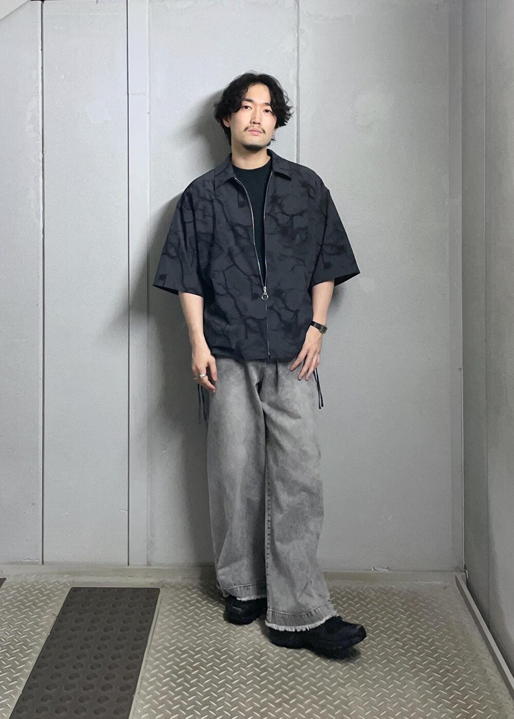 ブラック系のシャツ/ブラウス、グレー系のデニムパンツを着用したメンズの夏コーディネートの3枚目の写真