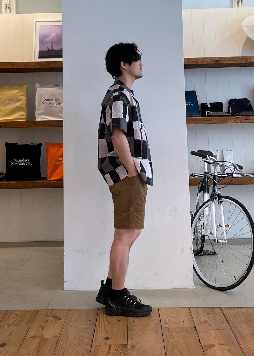 ブラック系のシャツ/ブラウス、ブラウン系のその他パンツを着用したメンズの春コーディネートの3枚目の写真