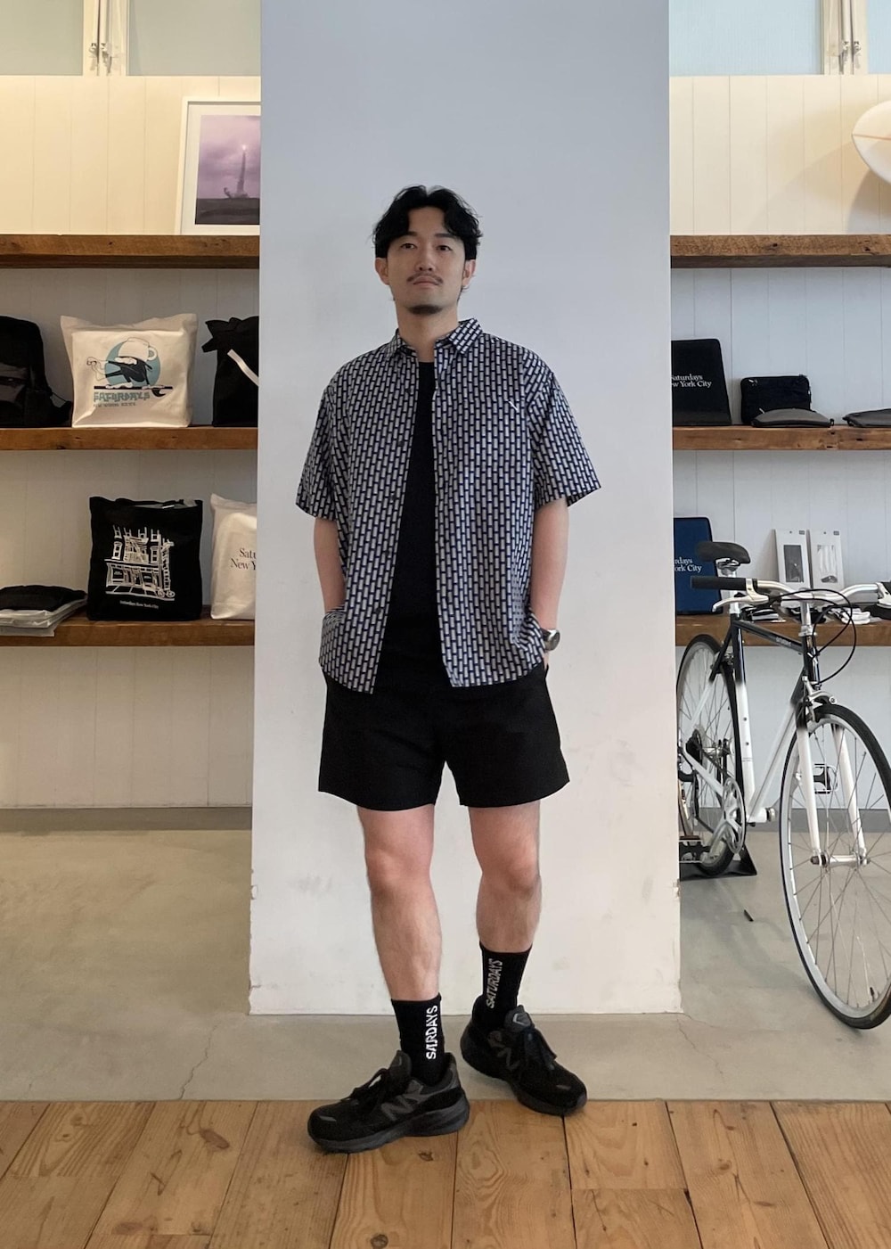 ブラック系のソックス/靴下を着用したメンズの春コーディネートの5枚目の写真
