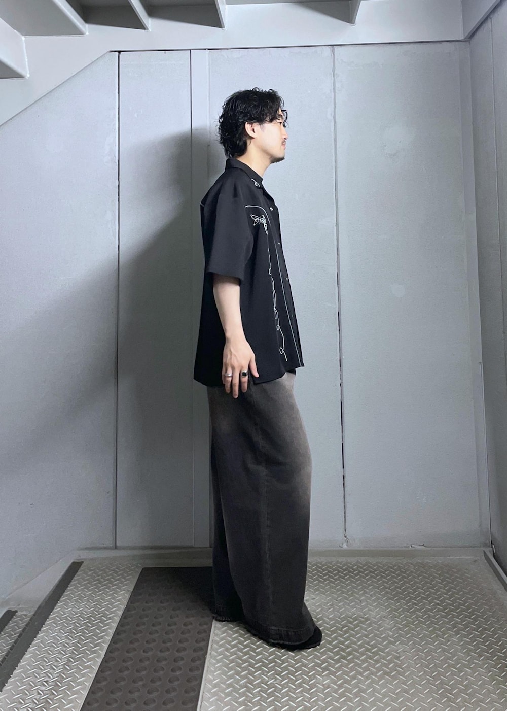 ブラック系のシャツ/ブラウス、ブラック系のデニムパンツを着用したメンズの春コーディネートの2枚目の写真