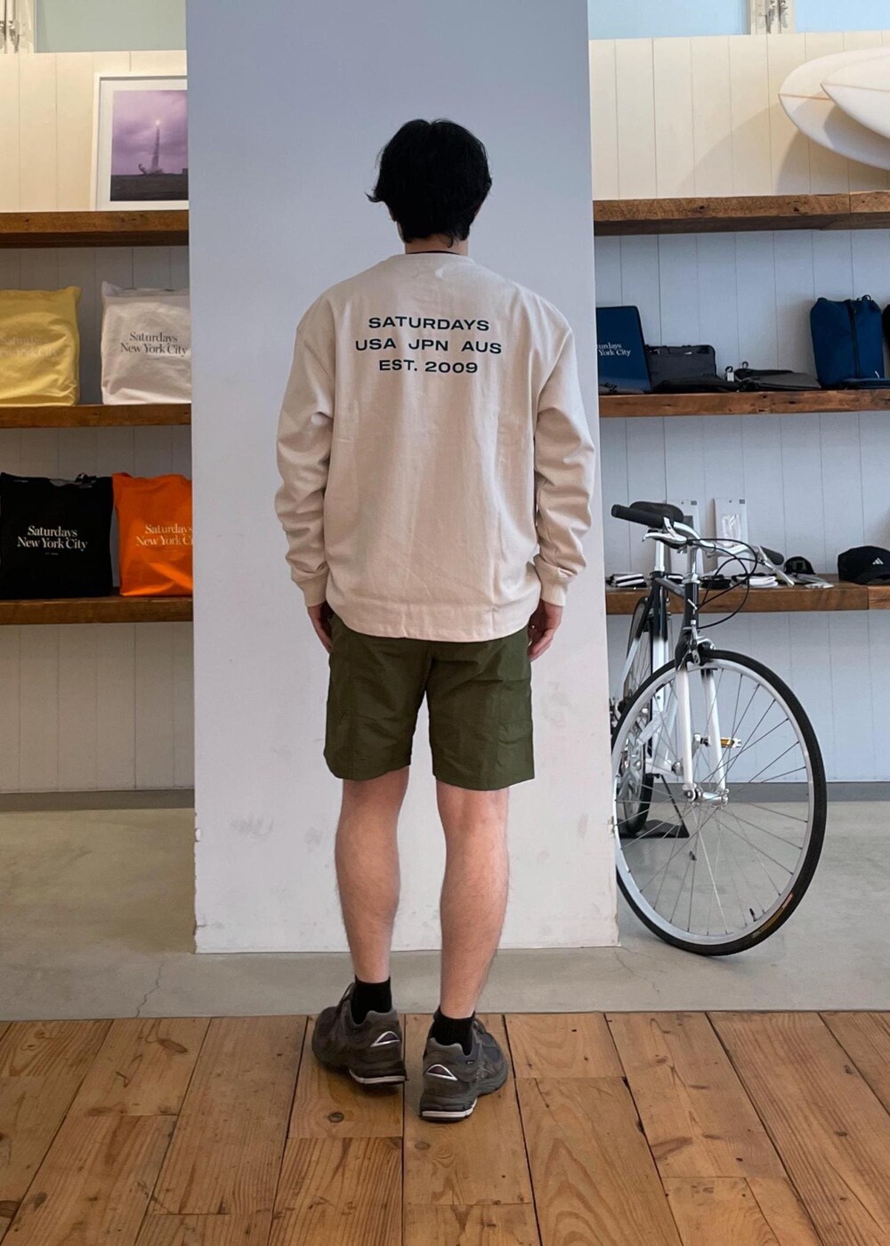 ブラック系のブルゾン、ホワイト系のTシャツ/カットソー、グリーン系のその他パンツを着用したメンズの春コーディネートの10枚目の写真