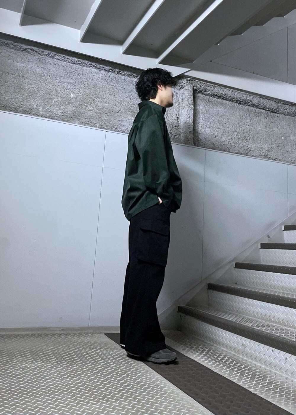 ブラック系のカーゴパンツ、グリーン系のシャツ/ブラウスを着用したメンズの春コーディネートの4枚目の写真