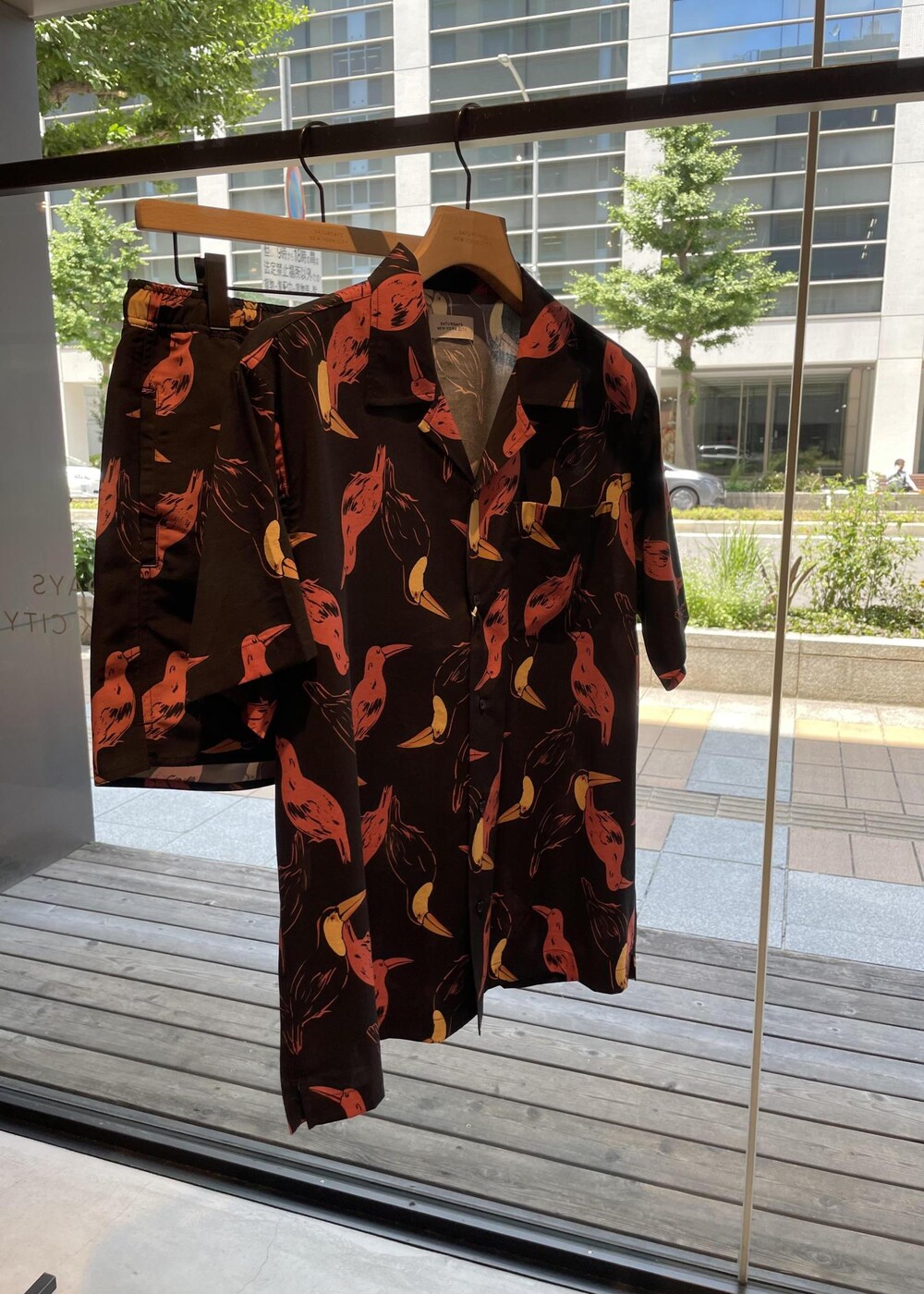 ブラック系のソックス/靴下を着用したメンズの春コーディネートの7枚目の写真