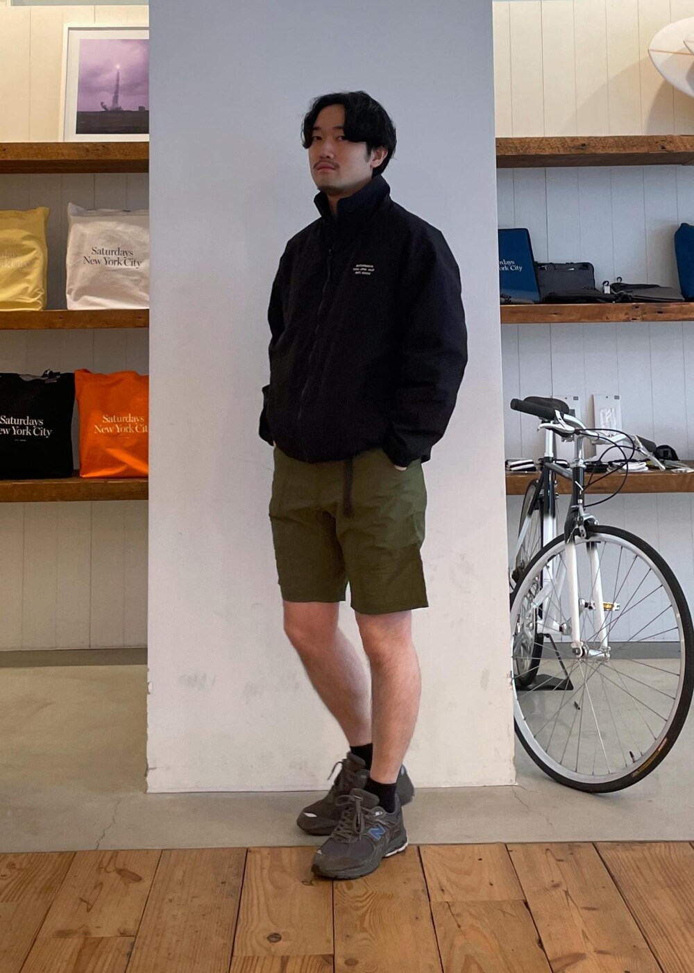 ブラック系のブルゾン、ホワイト系のTシャツ/カットソー、グリーン系のその他パンツを着用したメンズの春コーディネートの8枚目の写真